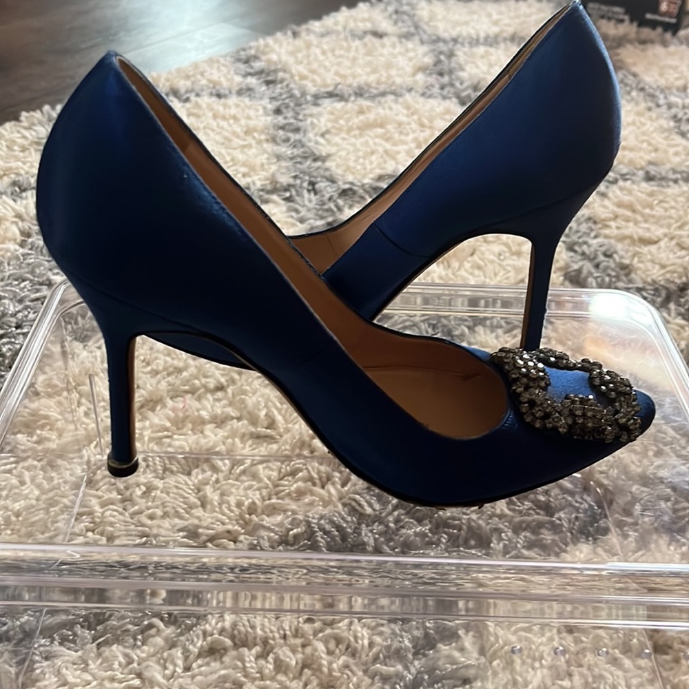 Manolo Blahnik size 7 royal blue silk
